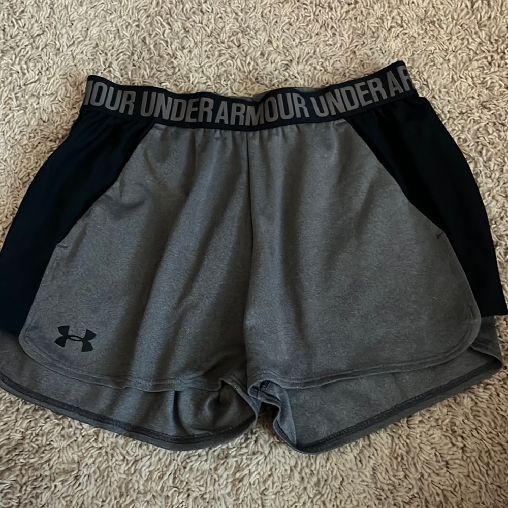 Under Armour Play up Side Stripe Athletic shorts • Size S